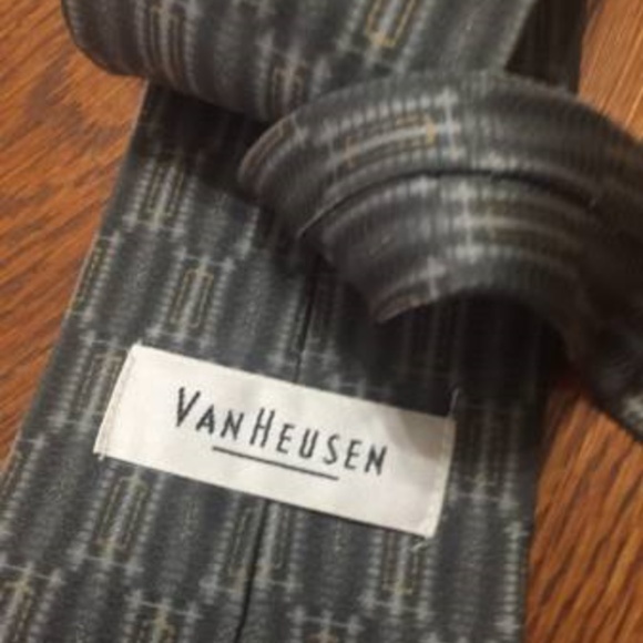 100% silk Van Heusen tie - Picture 2 of 3